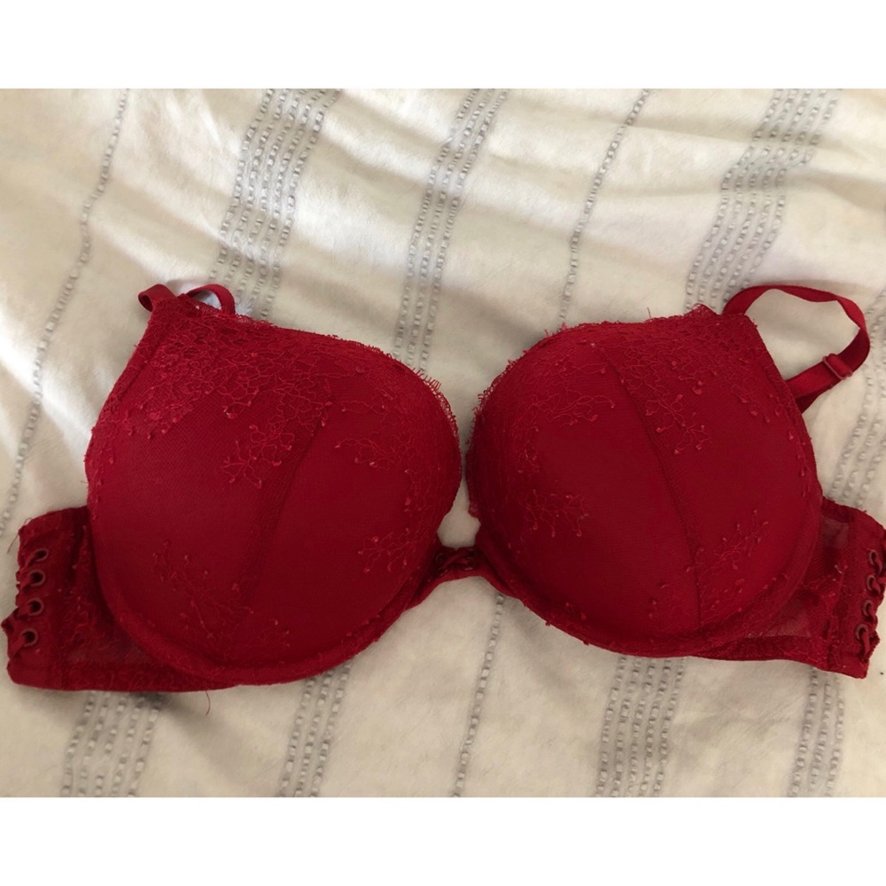 Victoria’s Secret bombshell- red 34D